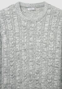 Jasnoszara sweter dzianinowy z fakturowanym wzorem w warkocz, okrągłym dekoltem i ściągaczami. Metka rozmiaru mówi "XL".