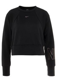 Svart kortärmad sweatshirt i mjukt tyg med raglanärmar; har en liten metallisk logotyp på bröstet och stor text på ärmen.