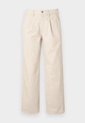 Pantaloni beige a gamba larga con vita alta, caratterizzati da pieghe frontali, chiusura con bottone anteriore e un tessuto di cotone morbido.