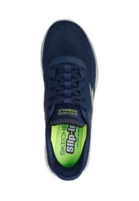 Zapatillas de malla marinas con superficie texturizada, diseño con cordones y marca en plantilla verde en contraste. Forma elegante y redondeada, construcción ligera.