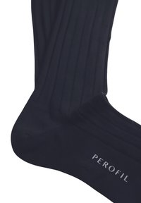 Calze nere a coste con una consistenza liscia, caratterizzate dal nome del marchio "PEROFIL" stampato in grigio chiaro nella zona della caviglia.