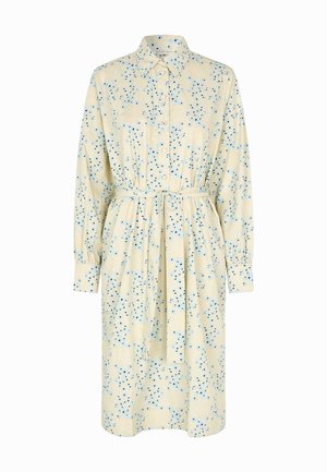 Košilové šaty z lehkého žlutého materiálu s modrým květinovým potiskem, zapínání vpředu na knoflíky, klasický límec, dlouhé rukávy a držený opasek.