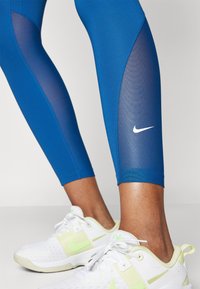 Nike Performance ONE - Punčochy - court blue/white