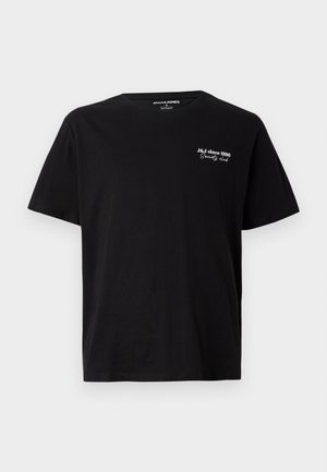 Must have lühikeste varrukatega puuvillane T-särk musta värviga, millel on valge kiri "J&J alates 1990 Selts" ülakeha vasakul küljel ja ümar kaelus.