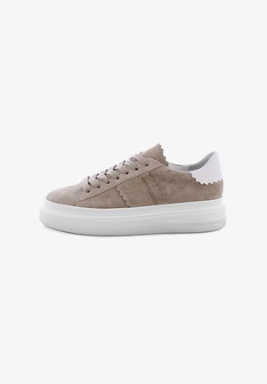 Hellbeige Wildlederschuhe mit einer weißen Ferse und dekorativer gewellter Kante. Ausgestattet mit flachen Schnürsenkeln und einer dicken weißen Gummisohle.