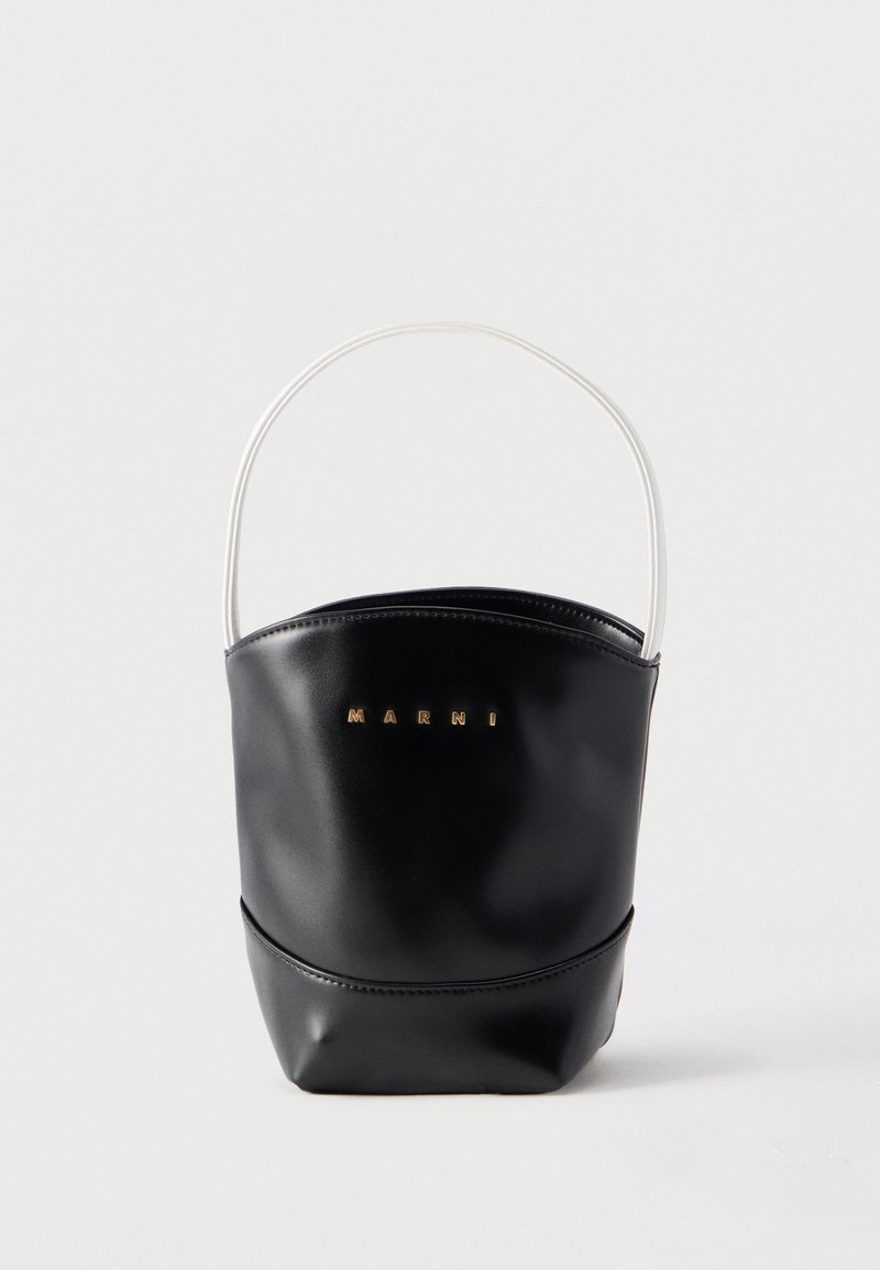 Μαύρη ομαλή δερμάτινη τσάντα μπούκλας με άσπρη λαβή και χρυσά γράμματα "MARNI" στο μπροστινό μέρος, σε λευκό φόντο.