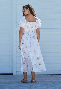 Next PUFF SLEEVE MIDI  - REGULAR FIT - Robe de jour - white ground