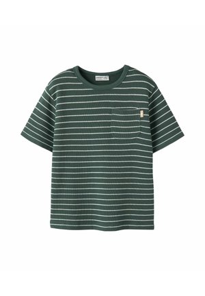 Grünes kurzärmliges T-Shirt mit weißen horizontalen Streifen und einer kleinen Brusttasche auf der linken Seite.