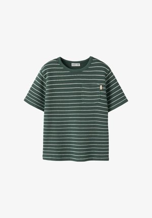 Maglietta verde a maniche corte con righe orizzontali bianche e una piccola tasca sul petto sul lato sinistro.