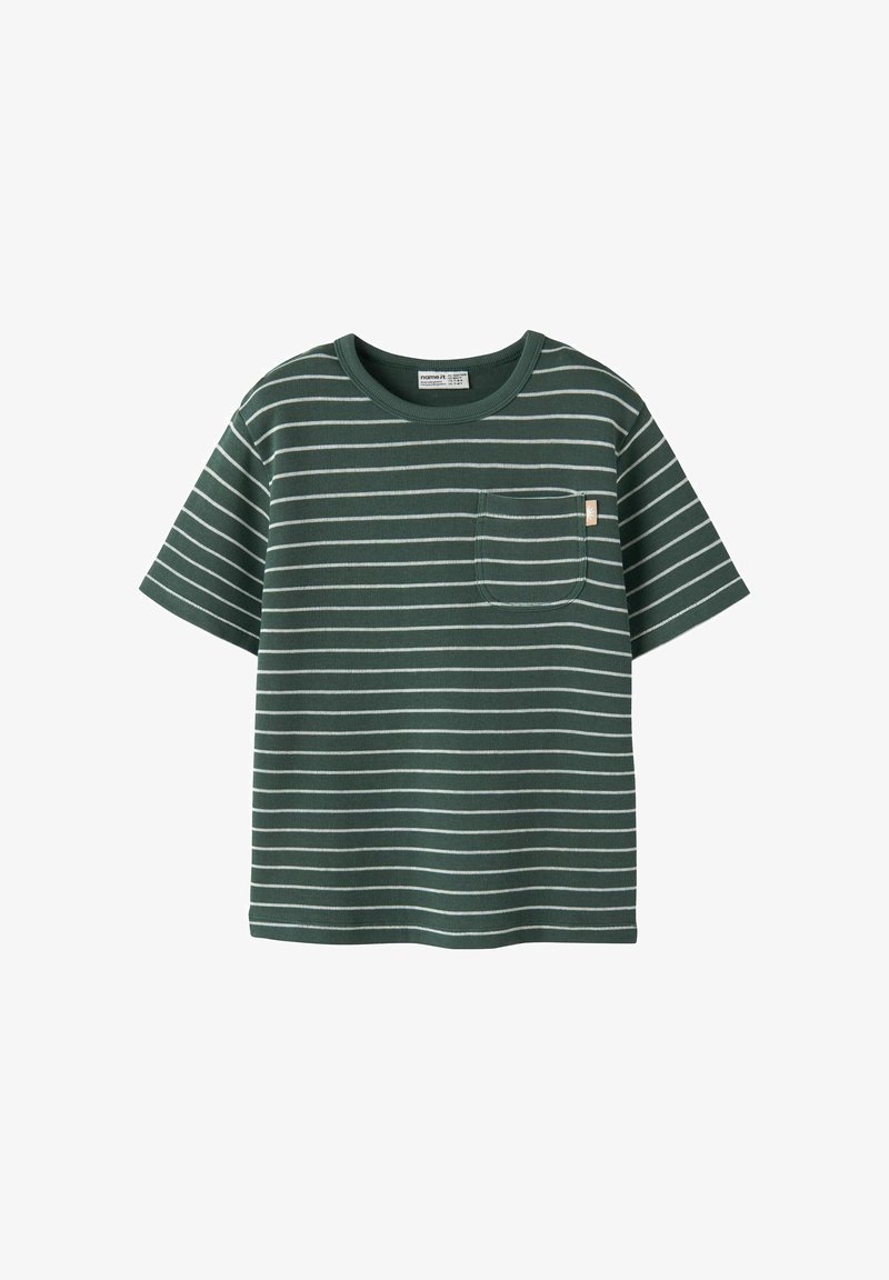 Πράσινο κοντομάνικο μπλουζάκι με λευκές οριζόντιες ρίγες και μικρό τσεπάκι στο στήθος στην αριστερή πλευρά.