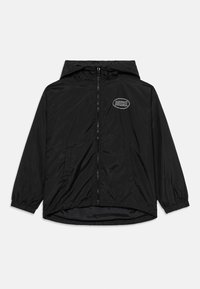 Μαύρο αδιάβροχο μπουφάν με κουκούλα, ελαστικές μανσέτες και φερμουάρ μπροστά. Διαθέτει λογότυπο στο στήθος και ελαφρώς μακρύτερο κάτω μέρος στην πλάτη.