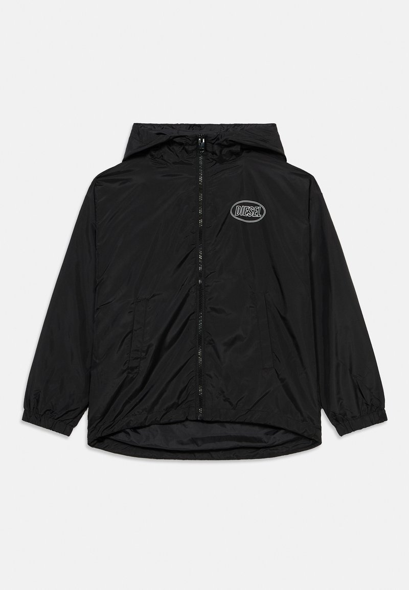 Μαύρο αδιάβροχο μπουφάν με κουκούλα, ελαστικές μανσέτες και φερμουάρ μπροστά. Διαθέτει λογότυπο στο στήθος και ελαφρώς μακρύτερο κάτω μέρος στην πλάτη.
