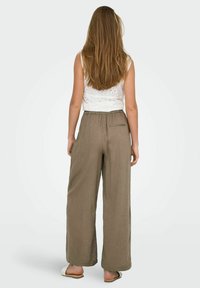 Pantalon léger en mélange lin-vert olive, avec une coupe évasée, une taille élastique et un détail de poche à l'arrière.