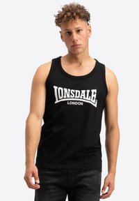 Must mustikast kangast t-särk, millel on ümmargune kaelus ja ees on trükitud valge "Lonsdale London" logo. Omab lõdva stiili.
