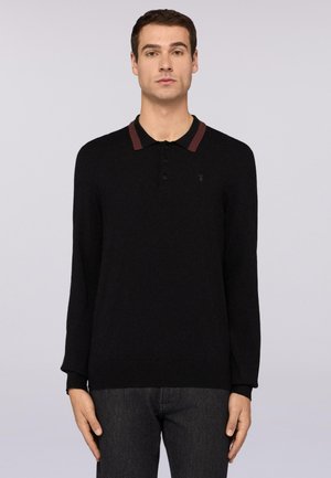 Schwarz langärmliges Polo-Shirt mit einem burgunderfarbenen gestreiften Kragen, ausgestattet mit einer Knopfleiste mit drei Knöpfen und einem kleinen Logo auf der Brust.