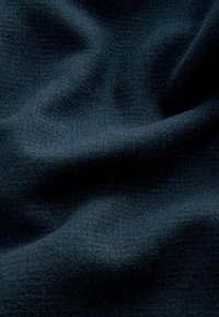 Dunkel marineblauer Stoff mit einer weichen, dezenten Textur, der einen glatten Fall und einen leichten Glanz aufweist, ideal für verschiedene textile Anwendungen.