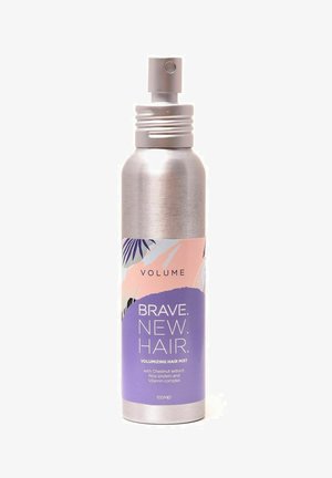 Sølv aluminiums sprayflaske med lilla og blush pink etiket, der har tropiske bladmønstre og teksten "BRAVE.NEW.HAIR VOLUMIZING HAIR MIST."