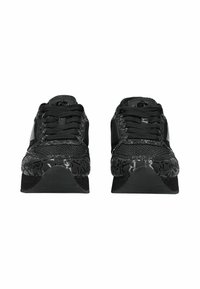 Sneakers neri con tomaia in rete, dettagli neri testurizzati e decorazioni a motivo sulla suola. Design con lacci e tacco leggermente rialzato.