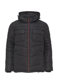 Schwarze Pufferjacke mit Kapuze, Frontreißverschluss und zwei Brusttaschen. Mit horizontaler Steppung und roten Reißverschlussakzenten.
