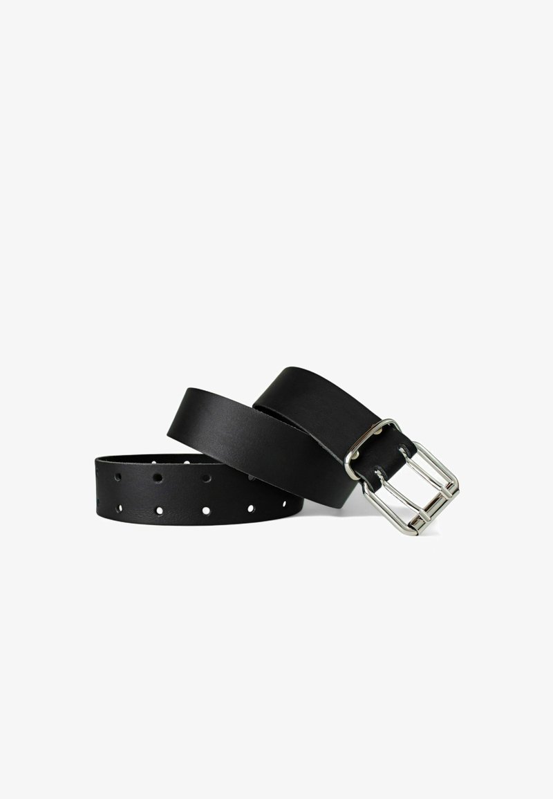 Schwarzer Ledergürtel mit silberner rechteckiger Schnalle, mehreren gleichmäßig verteilten Löchern entlang der Länge, aufgerollt vor weißem Hintergrund.