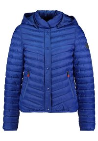 Blå pufferjakke med hætte, der har vandret og chevron-sting, trykknapper og en lynlåslomme med en rød detalje.