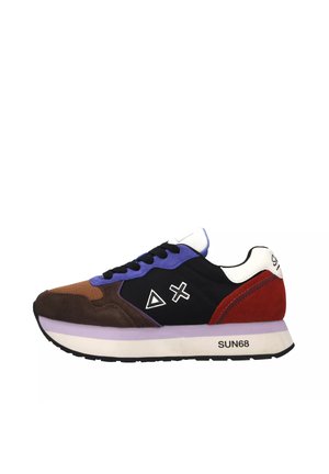 Sneaker multicolore realizzato con materiali in suede e mesh. Il design include accenti neri, marroni e rossi, dettagli in viola e una soletta a motivo.