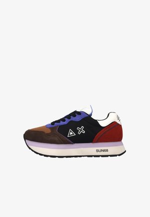 Sneaker multicolore realizzato con materiali in suede e mesh. Il design include accenti neri, marroni e rossi, dettagli in viola e una soletta a motivo.