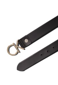 Schwarzer Ledergürtel mit einer goldfarbenen CK-Logoschnalle, glatter Textur und mehreren Einstelllöchern zur Größenanpassung.