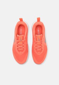 Nike Performance MC TRAINER 3 - Træningssko - light wild mango/light violet ore/platinum violet/summit white
