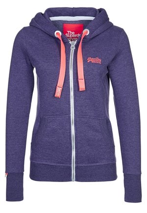 Lila Kapuzenpullover mit Reißverschluss, pinken Kordelzügen, Fronttaschen, gerippten Bündchen und kleinem "SuperDry"-Logo auf der Brust und an den Kordelenden.
