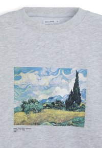 Felpa grigia in cotone con stampa pittorica di un campo di grano con cipressi, con testo sottostante che indica l'artista e il titolo.