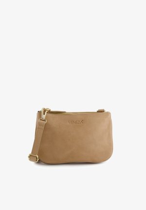 Lille tanfarvet læder crossbody taske med guldfarvede hardware og lynlås, prydet med mærkenavnet Venezia foran.