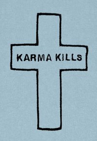 Svetlo modra tkanina z vezenim črnim križem, ki v središču križa vsebuje besedilo "KARMA KILLS". Besedilo je krepko in izrazito.