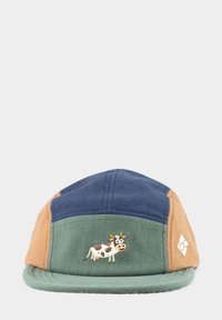 Mehrfarbige Mütze mit einem Patchwork-Design. Sie verfügt über blaue, grüne und braune Paneele mit einem gestickten Cow-Motiv auf der Vorderseite und einem Logo an der Seite.