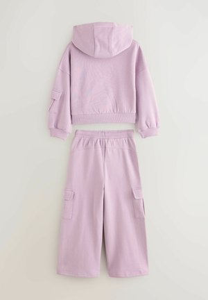 Sweat à capuche lilas avec ourlet côtelé, associé à un short cargo lilas avec poches latérales et taille élastique.