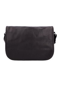 Melnas ādas plecu soma ar gludu tekstūru, taisnstūra formu un atloku aizdari. Iespējas ietver minimālu šuvju skaitu un sudraba aksesuārus.