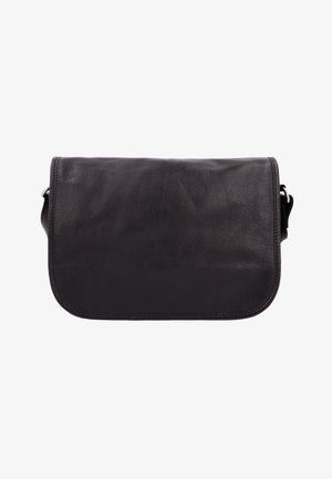 Bolso bandolera de cuero negro con una textura suave, forma rectangular y cierre de solapa. Presenta costuras mínimas y herrajes en plata.