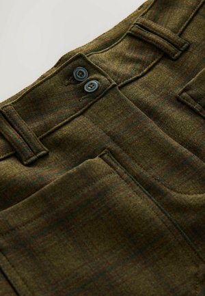 Pantaloni din amestec de lână, de culoare verde măsliniu, cu un model discret de carouri. Prezintă două butoane, buzunare frontale și curea pentru brâu. Suprafață texturată.