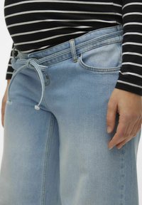 MAMALICIOUS MIT WEITEM  - Vaqueros a campana - light blue denim