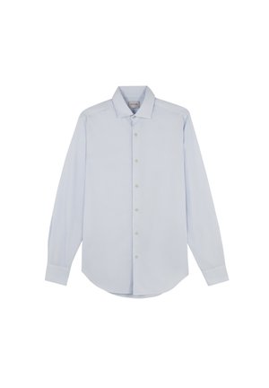 Camisa azul claro de manga larga con botones, cuello puntiagudo y puños abotonados, mostrada extendida sobre un fondo blanco.