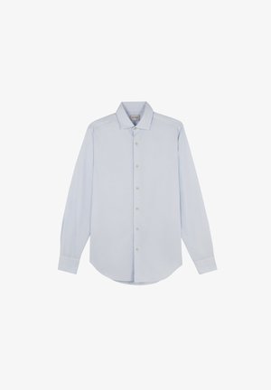 Camisa azul claro de manga larga con botones, cuello puntiagudo y puños abotonados, mostrada extendida sobre un fondo blanco.