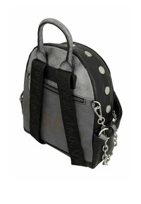 Plecak w czarnej i szarej sztucznej skórze, z srebrnymi okuciami, teksturowanym wykończeniem, podwójnymi uchwytami, regulowanymi paskami oraz akcentami w groszki.
