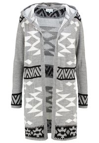 Grå cardigan med huva, med ett geometriskt mönster i svart och vitt. Tillverkad av stickad tyg med öppen framsida.