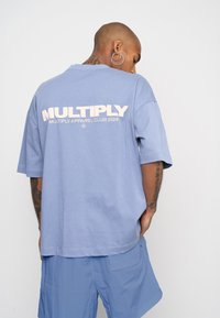 Multiply Apparel FONT  - Camiseta estampada - wild wind