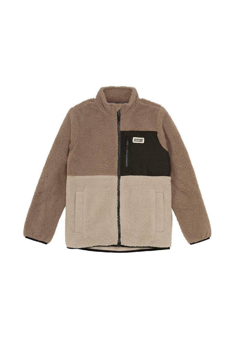Veste en polaire zippée avec un col haut, blocs de couleurs marron et beige, et une poche poitrine noire sur laquelle est inscrit "Color Kids".