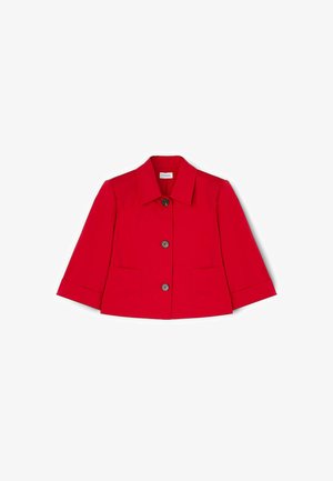 Rode cropped jas met brede kraag, drie grote zwarte knopen, lange mouwen met opgerolde manchetten en voorzakken.