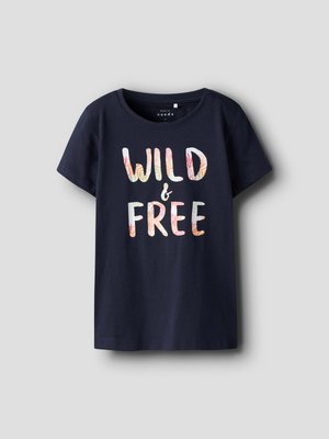 Κοντομάνικη μπλε ναυτική μπλούζα με πολύχρωμο κείμενο "WILD & FREE" στο μπροστινό μέρος, σε απλό φωτεινό φόντο.