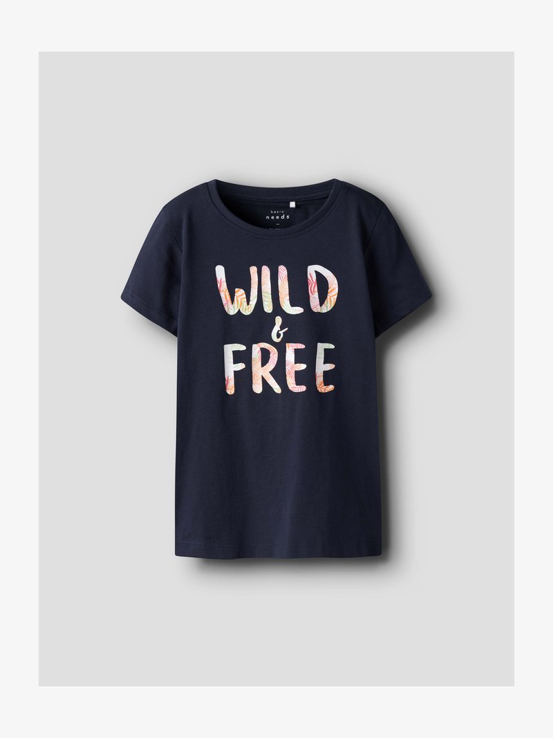 T-shirt bleu marine à manches courtes avec texte coloré et à motifs « WILD & FREE » sur le devant, présenté sur un fond clair uni.