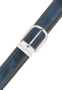 Lederarmband in Dunkelblau mit kontrastierenden Nähten. Verfügt über eine silberne Metallschnalle und gravierte Markenkennzeichnung. Glatte Textur.