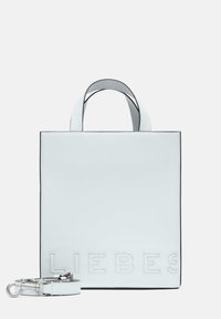 Weißes Leder-Umhängetasche in quadratischer Form. Mit eingeprägtem Text "LIEBES" auf der Vorderseite, kontrastierendem schwarzen Besatz und einem abnehmbaren Tragegurt.